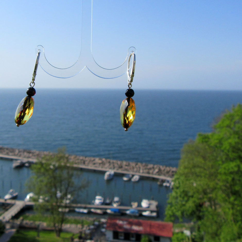 Schicke Ohrhänger aus sonnengelben, facettierten Bernsteinoliven und kirschroten Bernsteinperlen