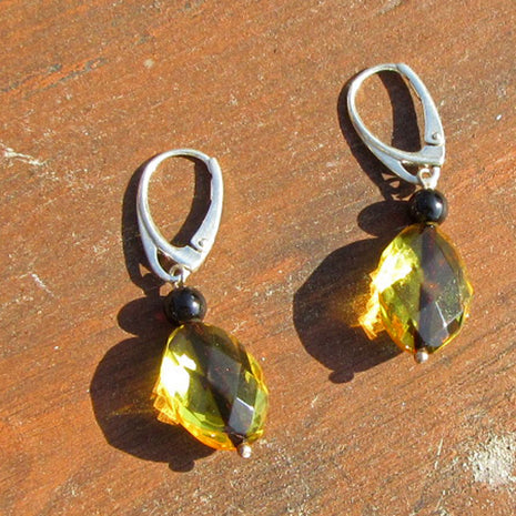 Schicke Ohrhänger aus sonnengelben, facettierten Bernsteinoliven und kirschroten Bernsteinperlen