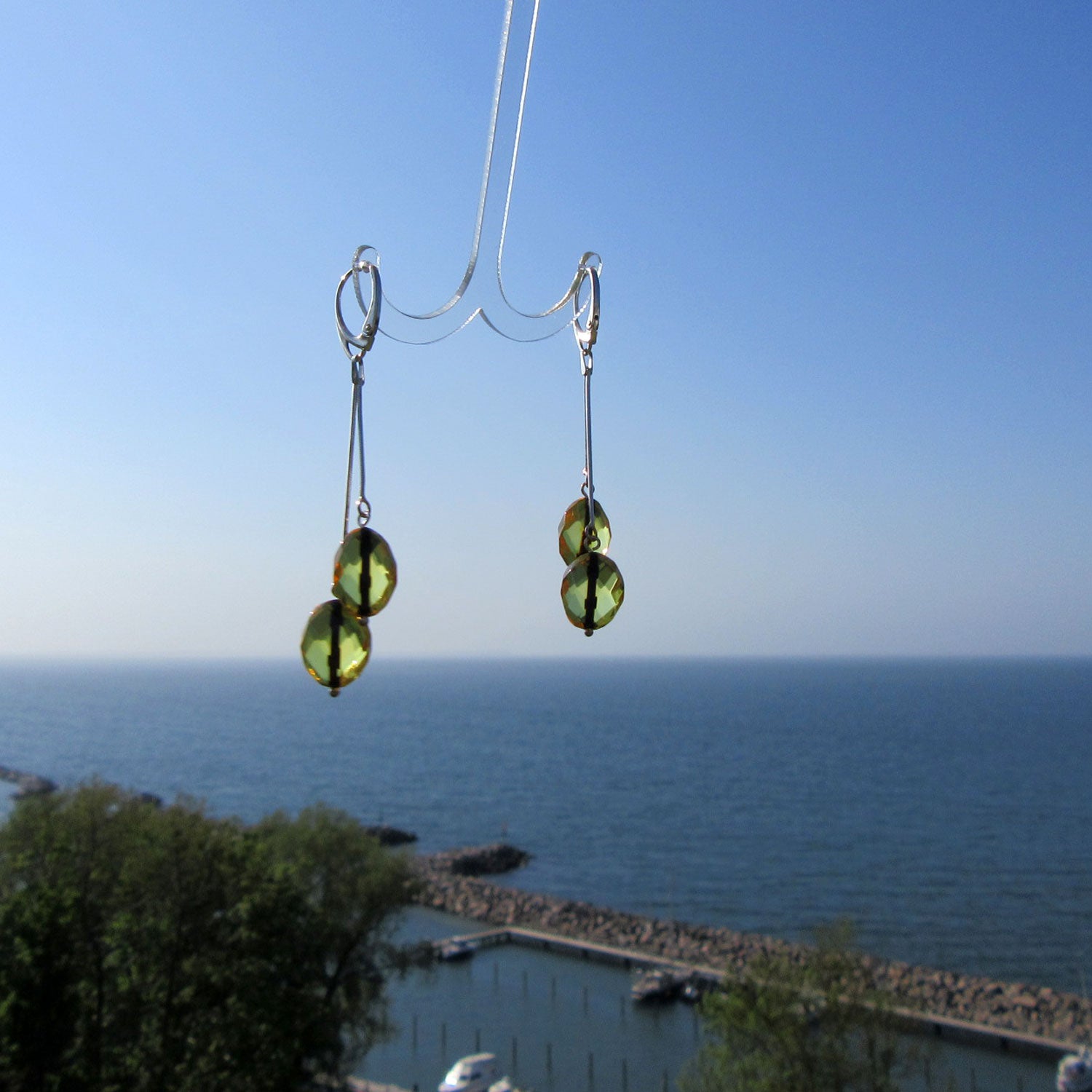 Lange Ohrhänger aus facettierten Bernsteinoliven und Silber
