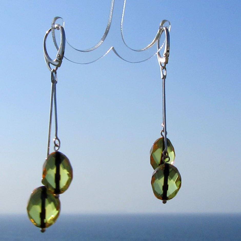 Lange Ohrhänger aus facettierten Bernsteinoliven und Silber