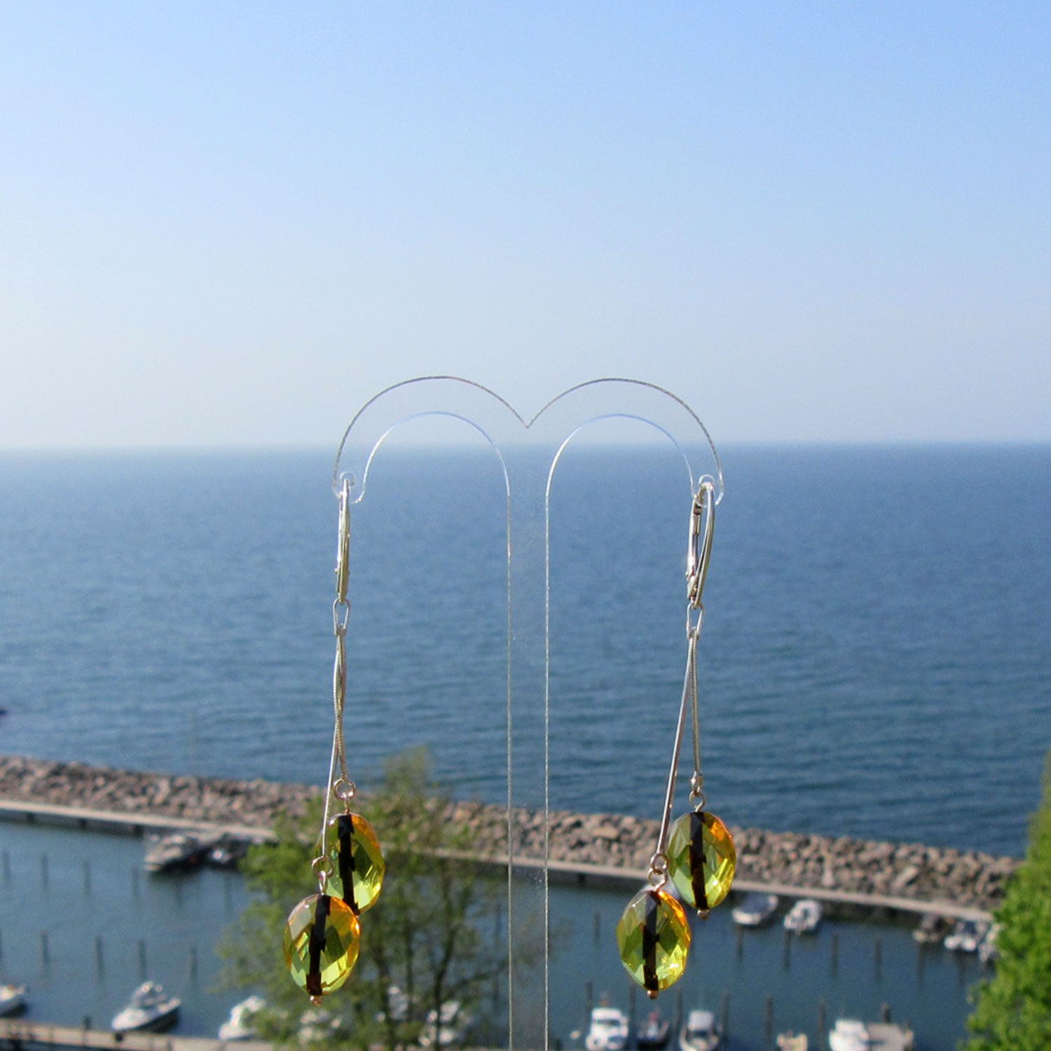 Lange Ohrhänger aus facettierten Bernsteinoliven und Silber