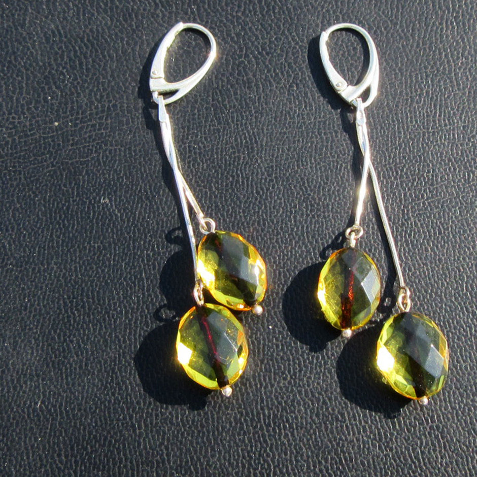 Lange Ohrhänger aus facettierten Bernsteinoliven und Silber