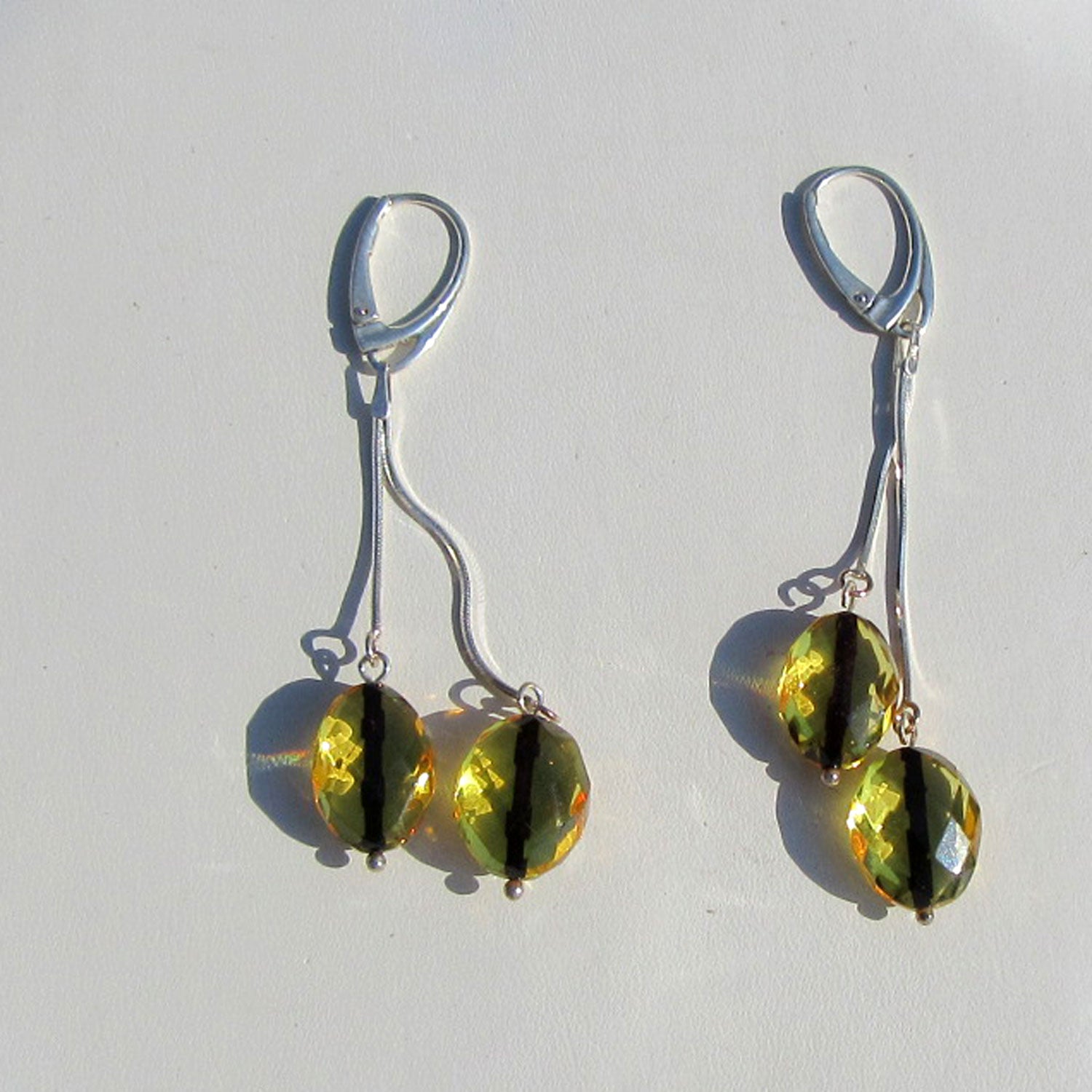 Lange Ohrhänger aus facettierten Bernsteinoliven und Silber