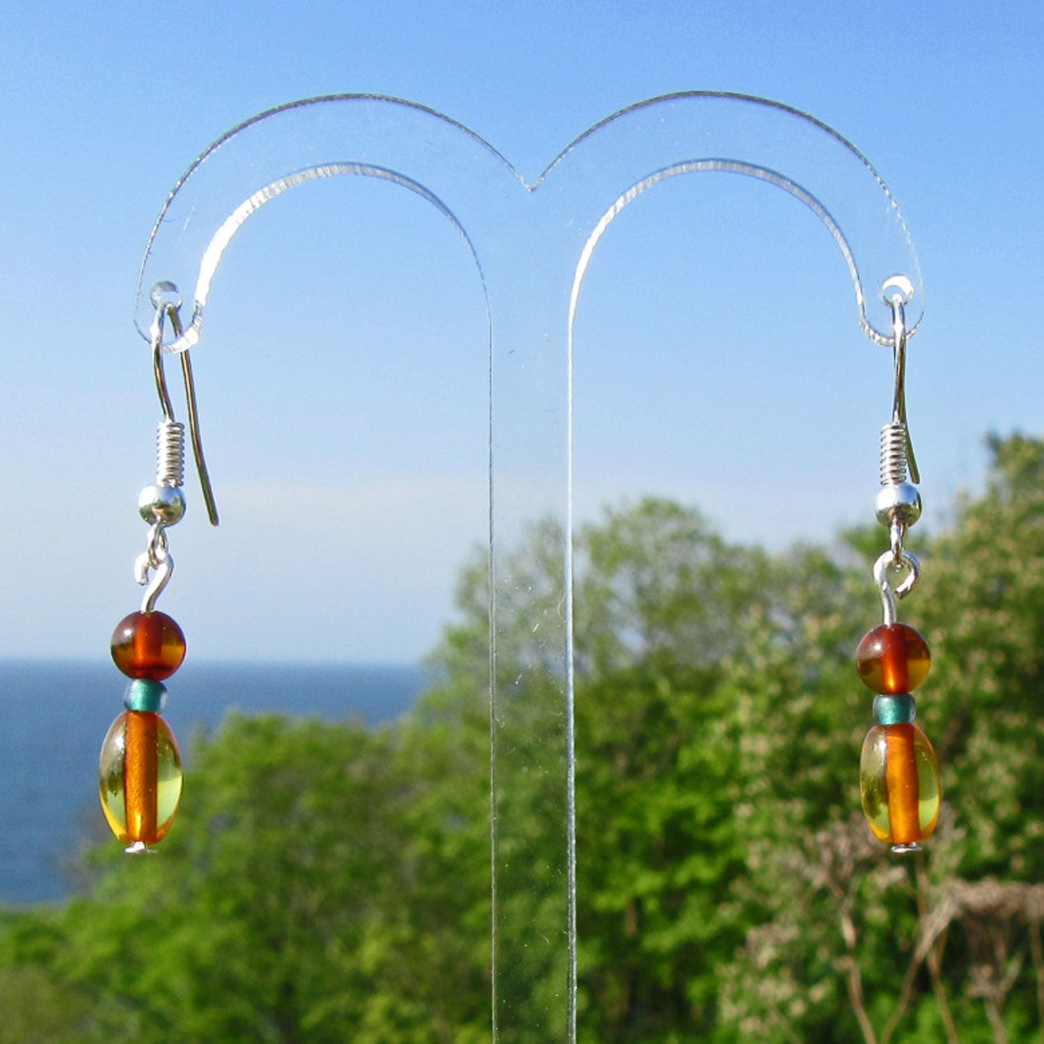 Ohrhänger aus kognacfarbenem Bernstein und grüner Glasperle