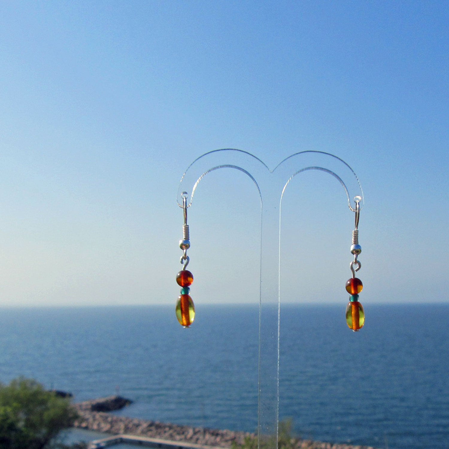 Ohrhänger aus kognacfarbenem Bernstein und grüner Glasperle