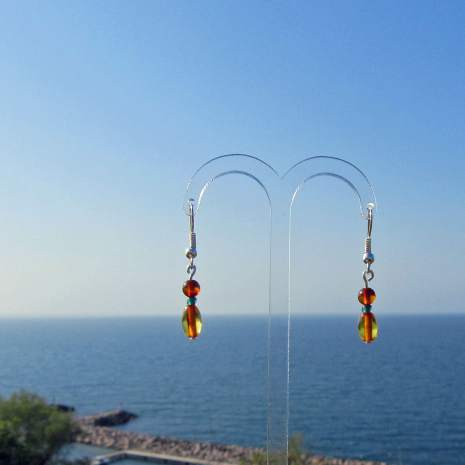 Ohrhänger aus kognacfarbenem Bernstein und grüner Glasperle