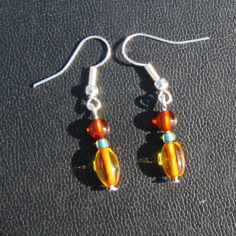 Ohrhänger aus kognacfarbenem Bernstein und grüner Glasperle