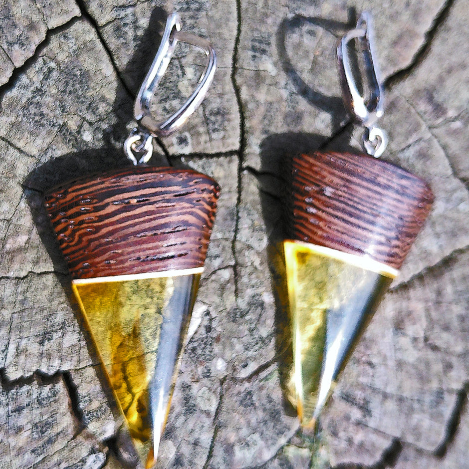 Dreieckige Ohrhänger aus Bernstein und Holz, Unikat