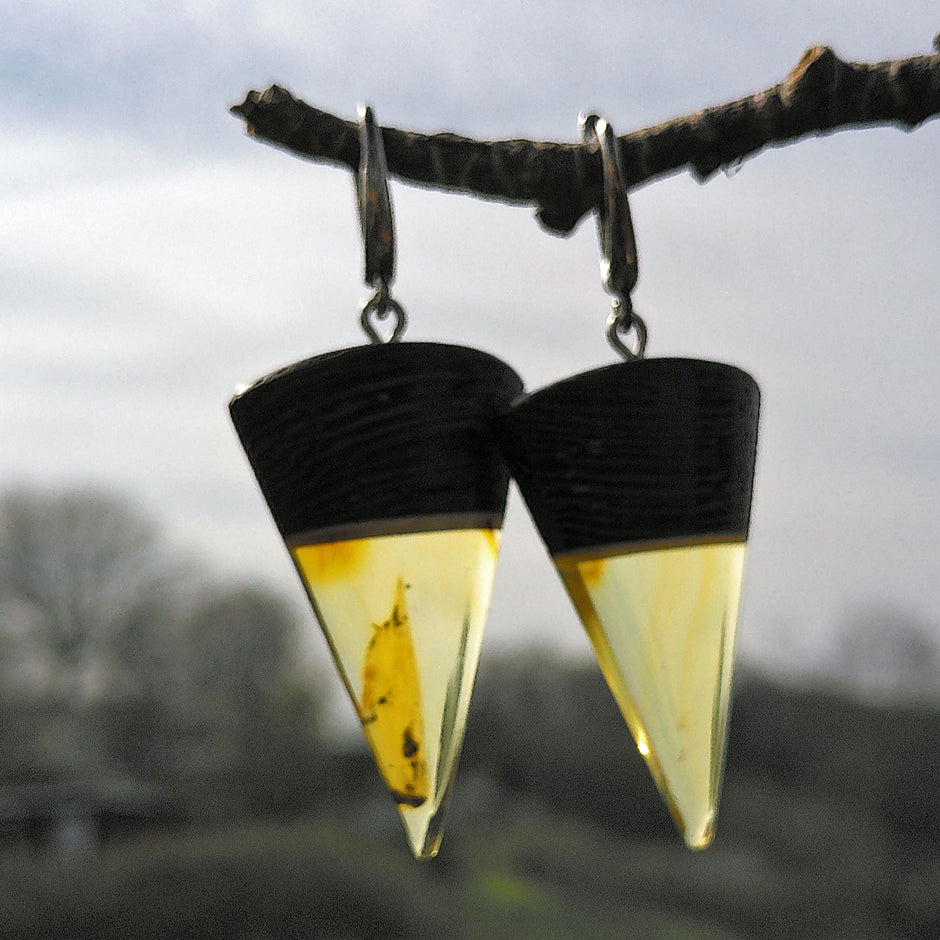 Dreieckige Ohrhänger aus Bernstein und Holz, Unikat