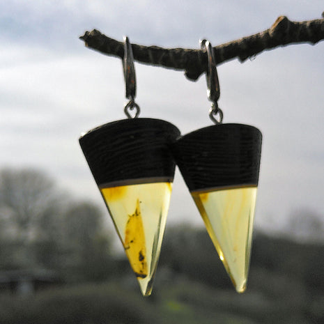 Dreieckige Ohrhänger aus Bernstein und Holz, Unikat