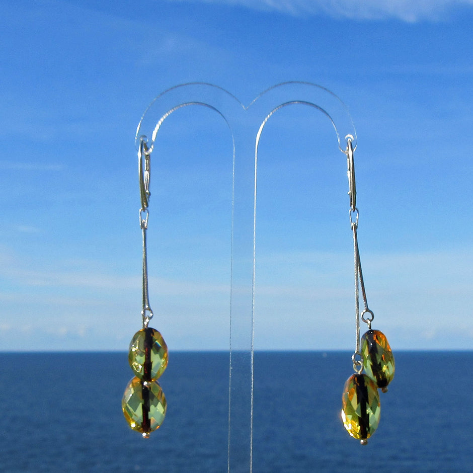 Lange Ohrhänger aus Silber mit goldgelbem Bernstein