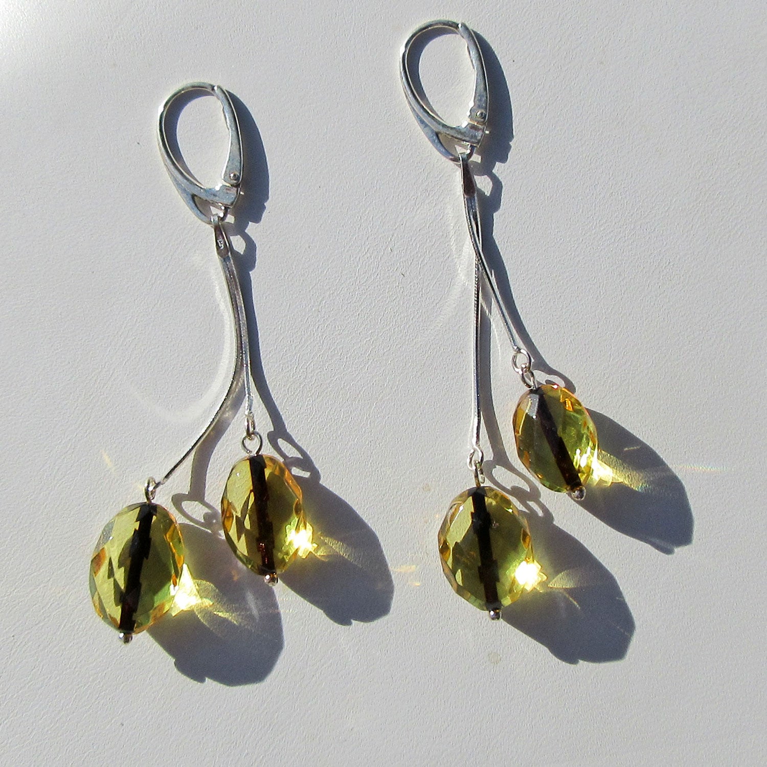 Lange Ohrhänger aus Silber mit goldgelbem Bernstein