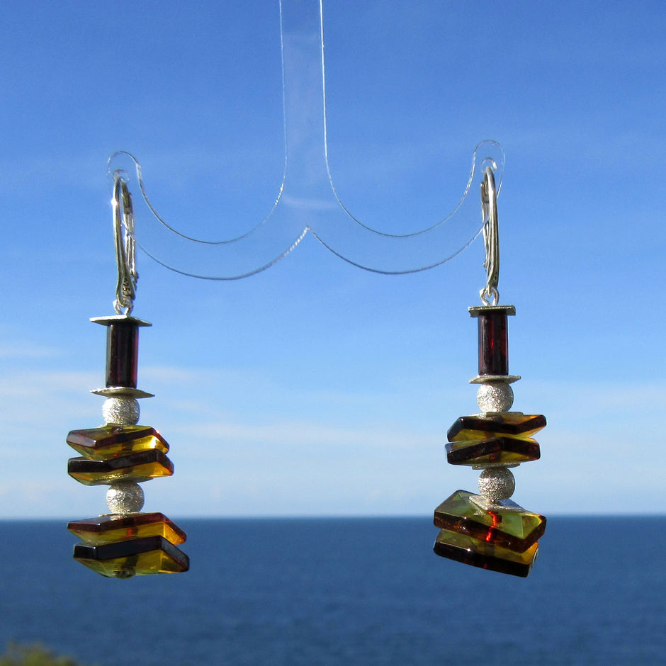 Ohrhänger aus Silber mit geschwärzten Bernsteinscheibchen