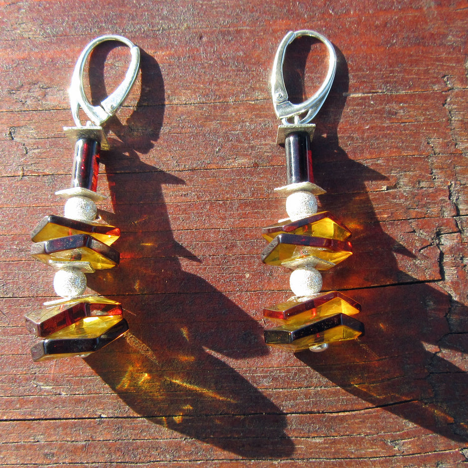 Ohrhänger aus Silber mit geschwärzten Bernsteinscheibchen