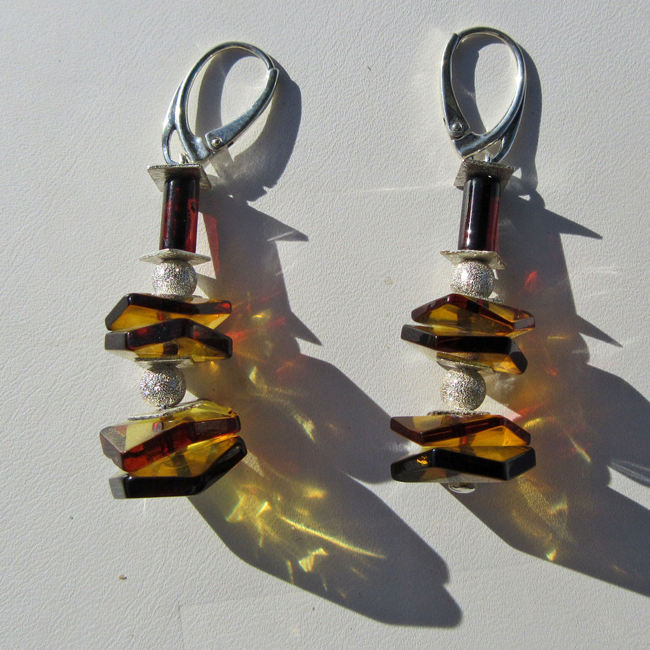 Ohrhänger aus Silber mit geschwärzten Bernsteinscheibchen