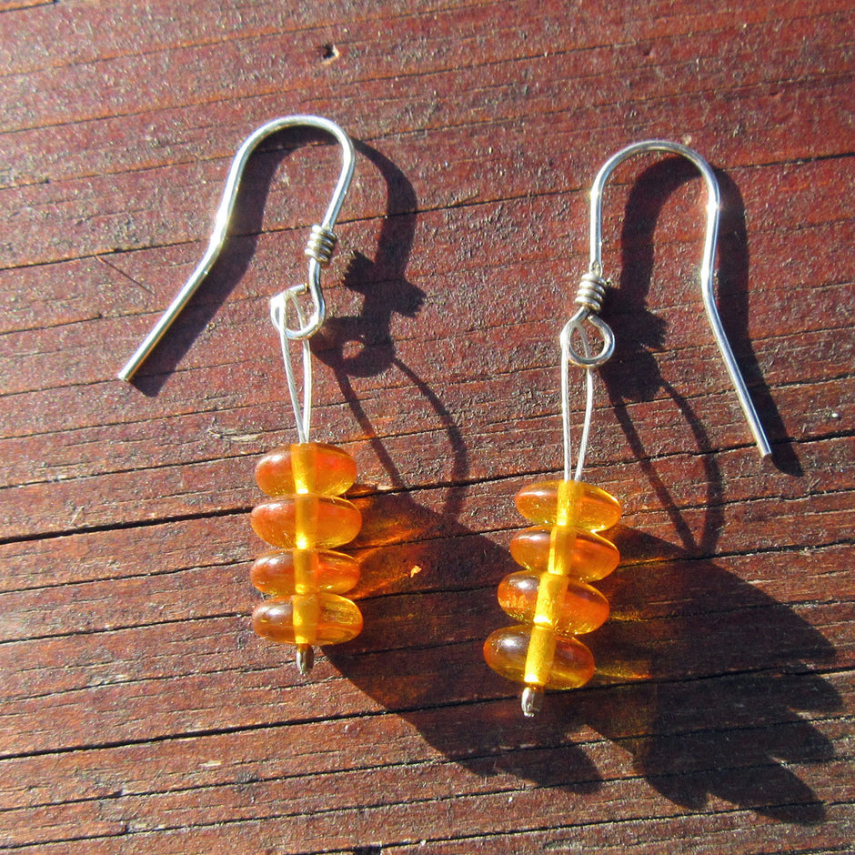 Ohrhänger aus Silber mit 4 polierten Bernsteinscheibchen