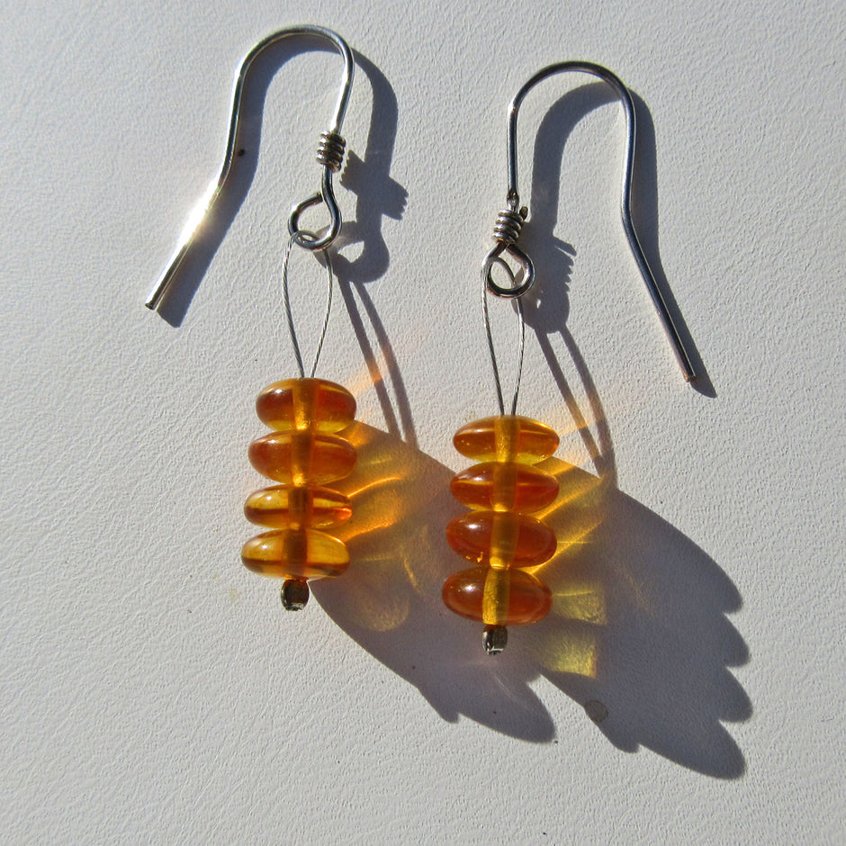 Ohrhänger aus Silber mit 4 polierten Bernsteinscheibchen