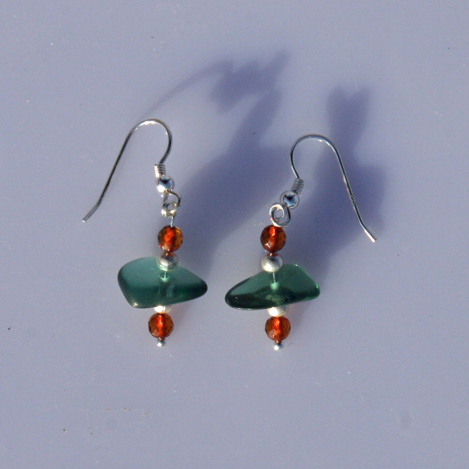 Ohrhänger aus Bernstein und Seeglas in Silberfassung