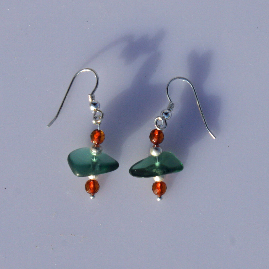 Ohrhänger aus Bernstein und Seeglas in Silberfassung