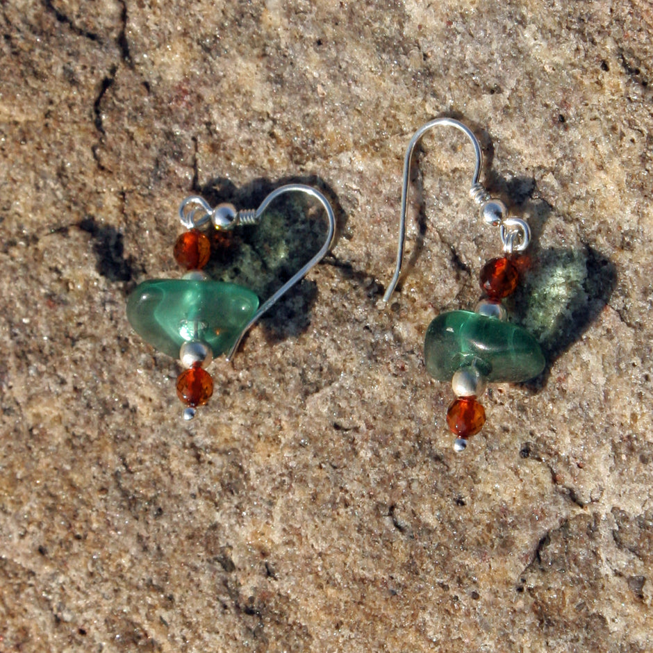 Ohrhänger aus Bernstein und Seeglas in Silberfassung