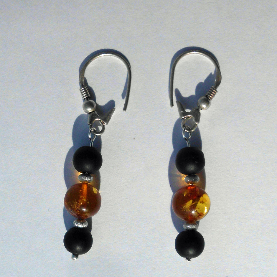 Ohrhänger aus Bernstein und Silber mit rauhen Glasperlen
