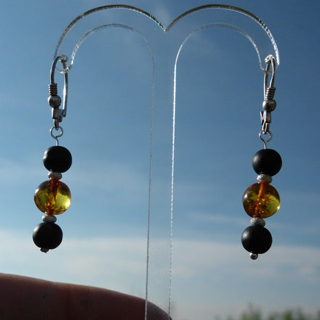 Ohrhänger aus Bernstein und Silber mit rauhen Glasperlen
