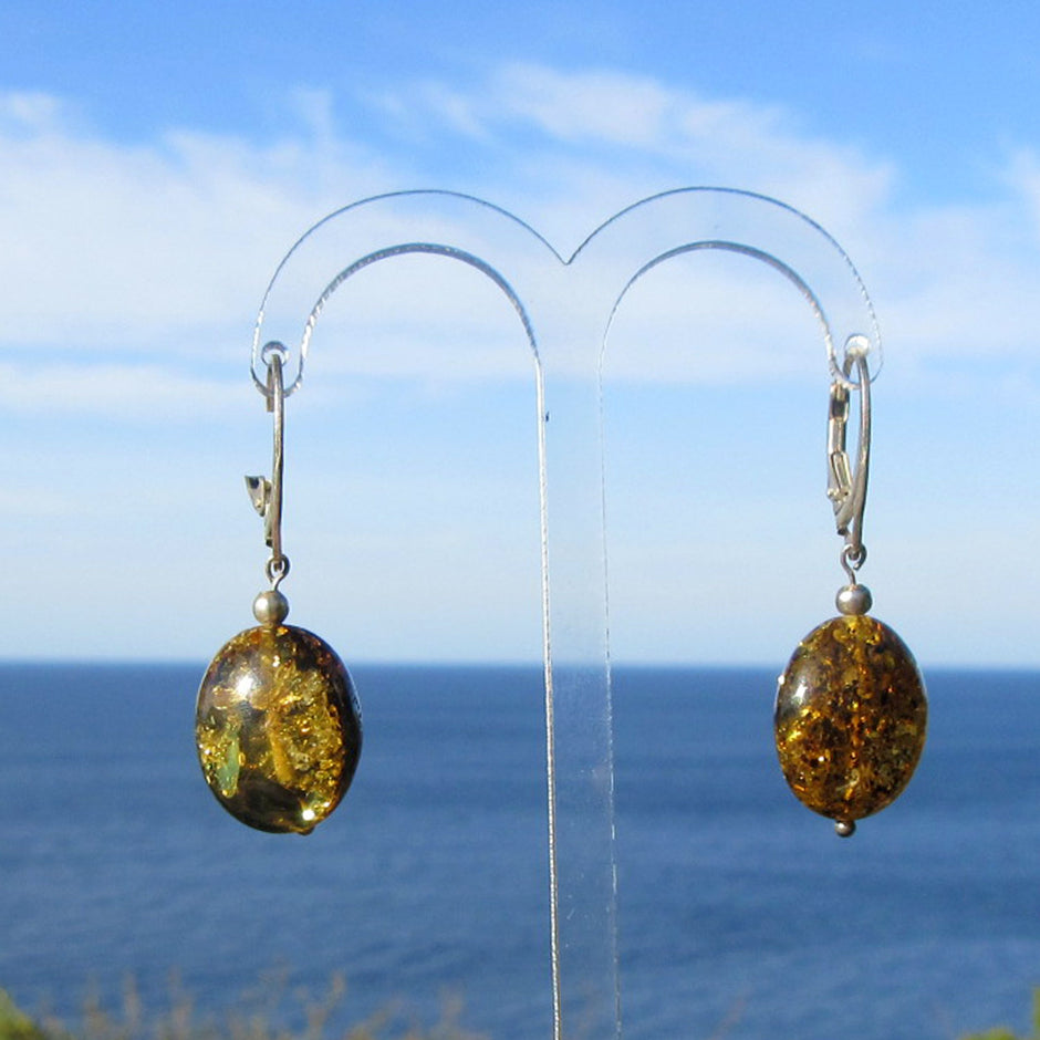 Edle Ohrhänger aus poliertem Bernstein in Olivenform