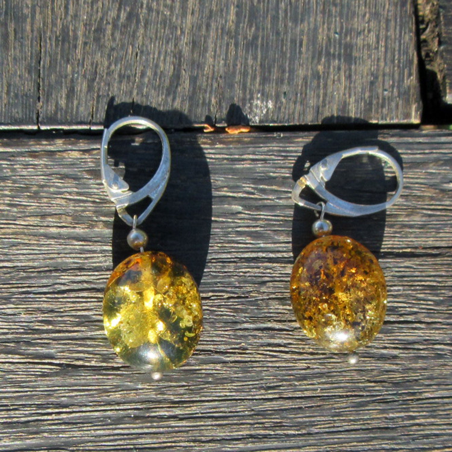 Edle Ohrhänger aus poliertem Bernstein in Olivenform