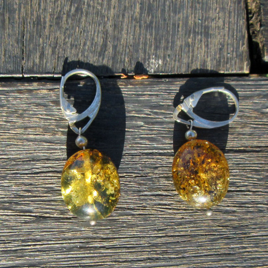 Edle Ohrhänger aus poliertem Bernstein in Olivenform