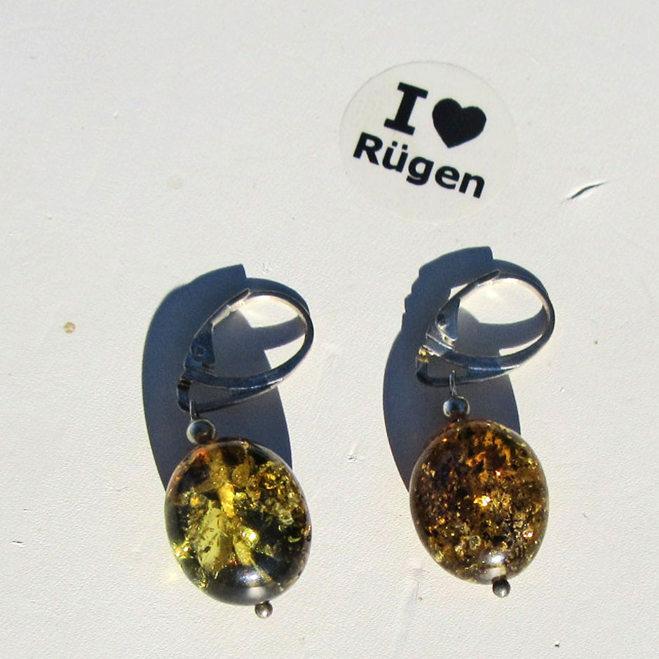 Edle Ohrhänger aus poliertem Bernstein in Olivenform