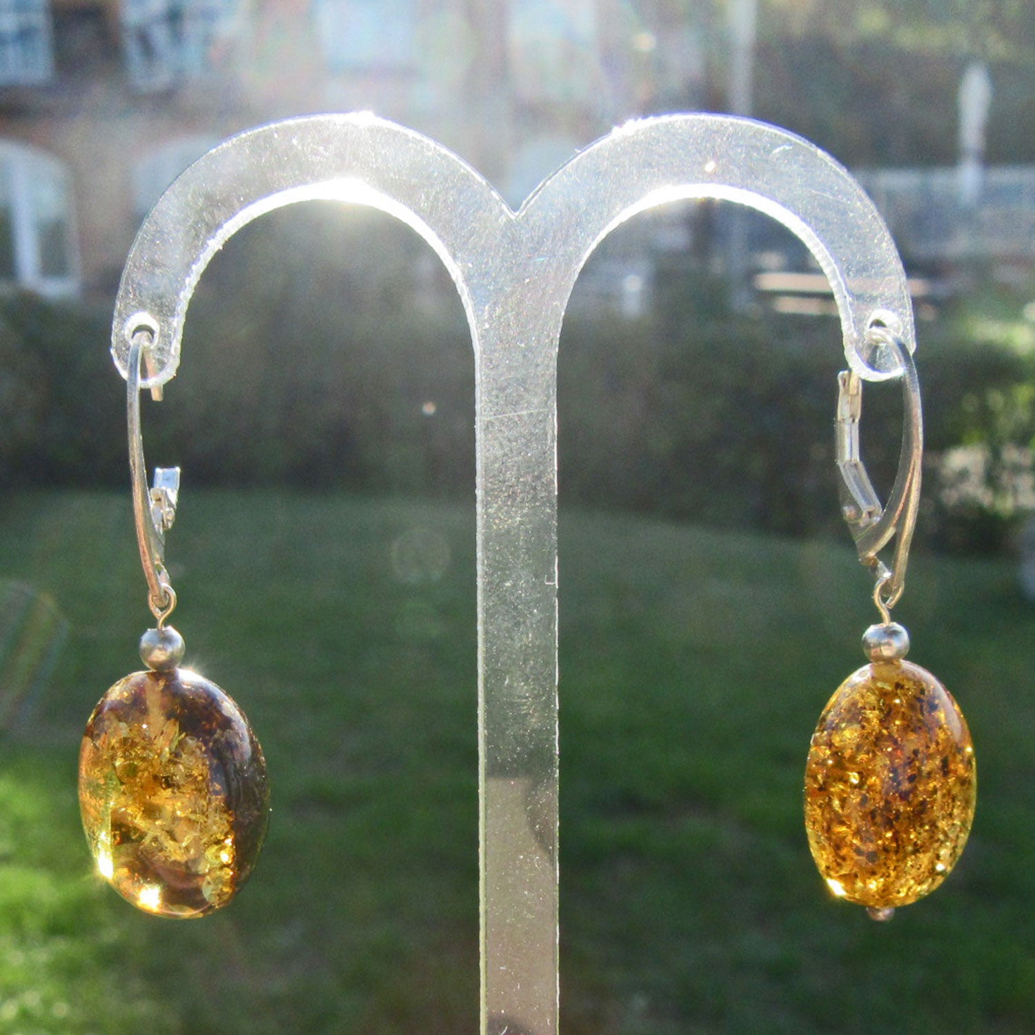 Edle Ohrhänger aus poliertem Bernstein in Olivenform