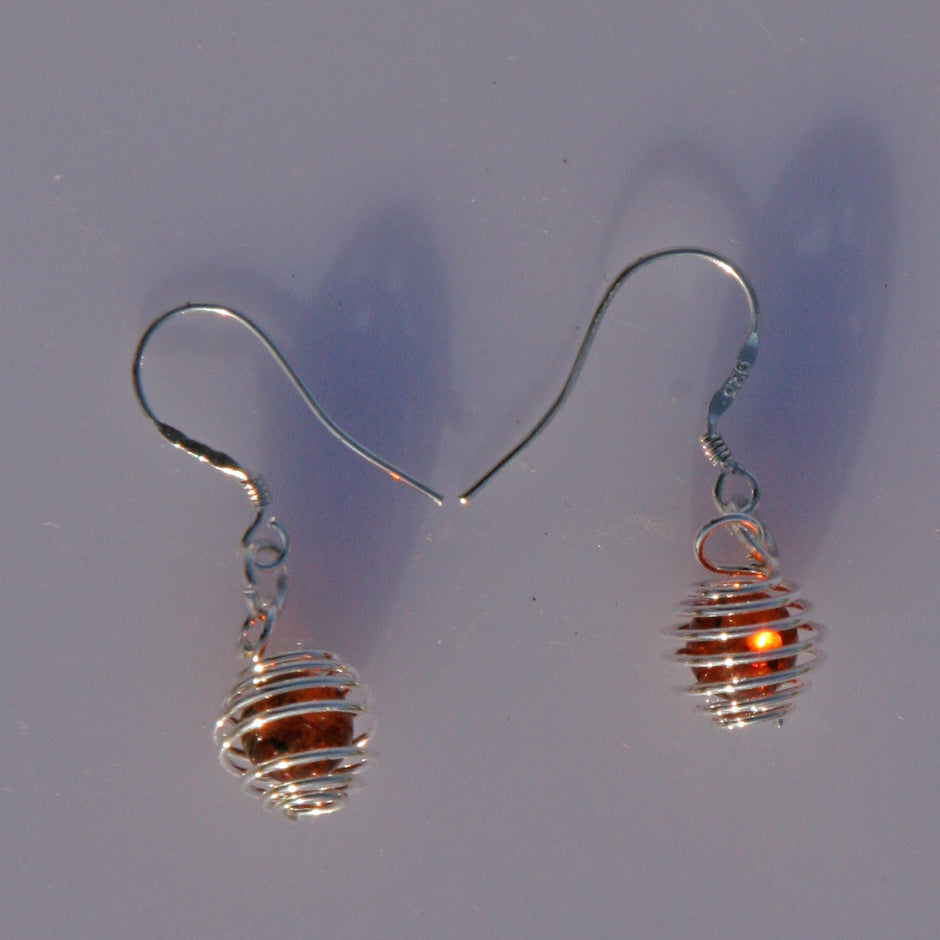 Kleine Ohrhänger aus Bernstein in silberfarbener Spirale