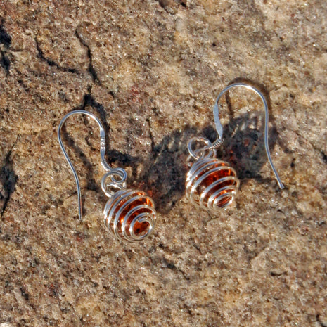 Kleine Ohrhänger aus Bernstein in silberfarbener Spirale