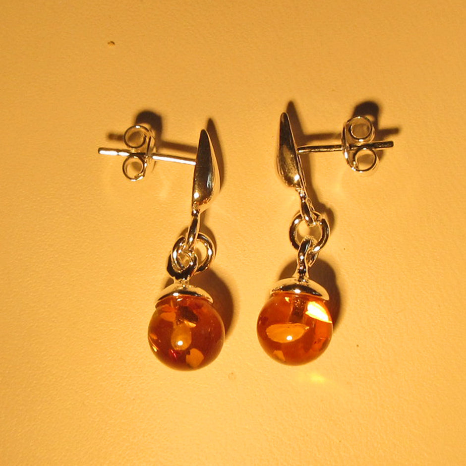 Ohrstecker aus 925er Silber mit kognacfarbenen Bernsteinperlen