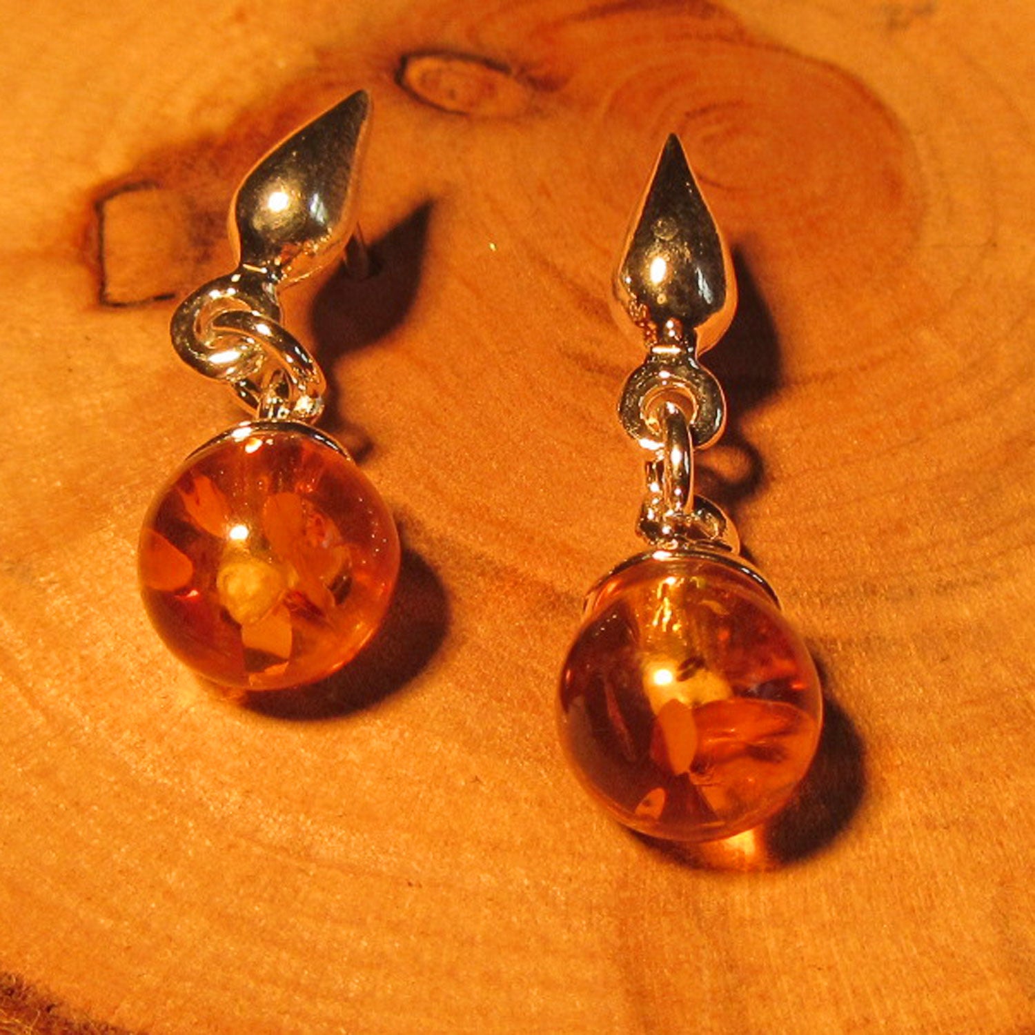 Ohrstecker aus 925er Silber mit kognacfarbenen Bernsteinperlen