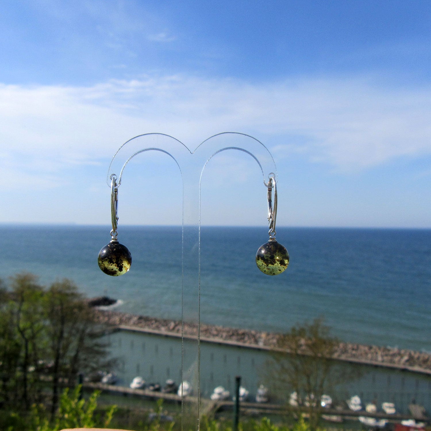 Ohrhänger aus dunklem Bernstein mit 925er Silber