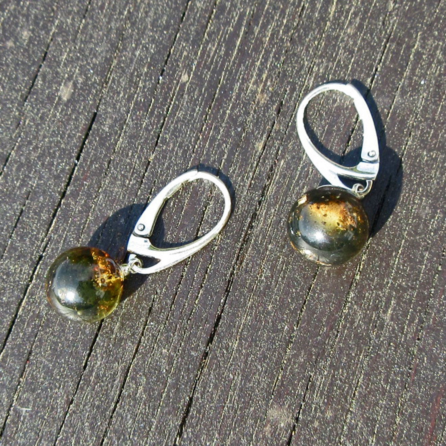 Ohrhänger aus dunklem Bernstein mit 925er Silber