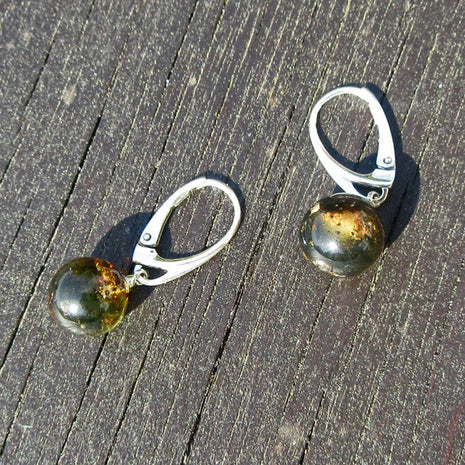 Ohrhänger aus dunklem Bernstein mit 925er Silber