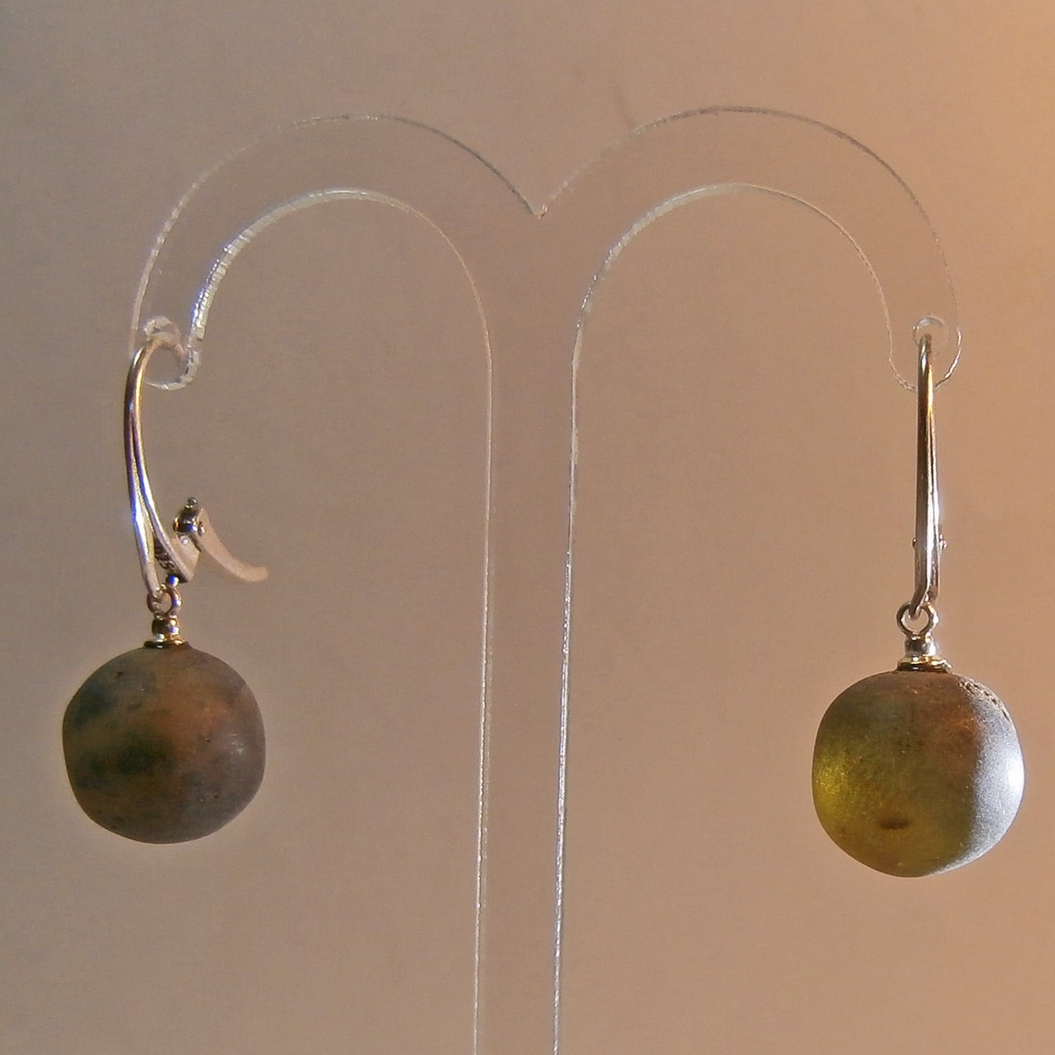 Ohrhänger aus dunklem Bernstein mit 925er Silberverschluss