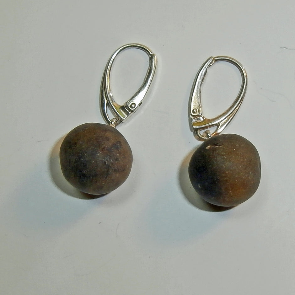 Ohrhänger aus dunklem Bernstein mit 925er Silberverschluss