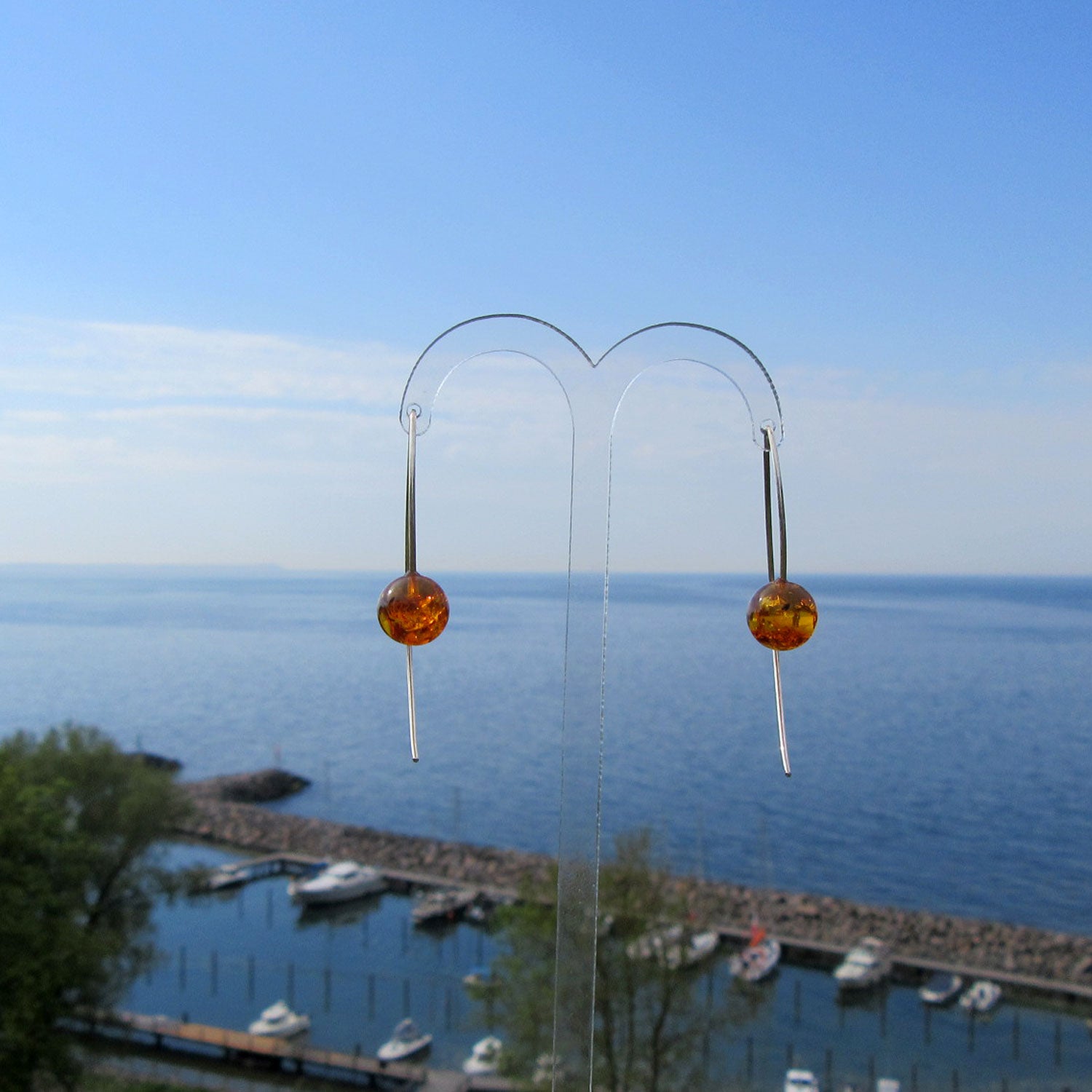 Ohrhänger aus Silber mit polierten Bernsteinperlen