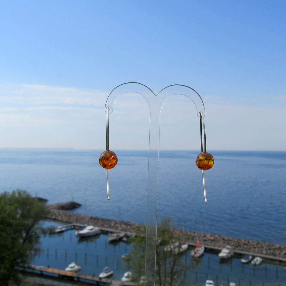 Ohrhänger aus Silber mit polierten Bernsteinperlen