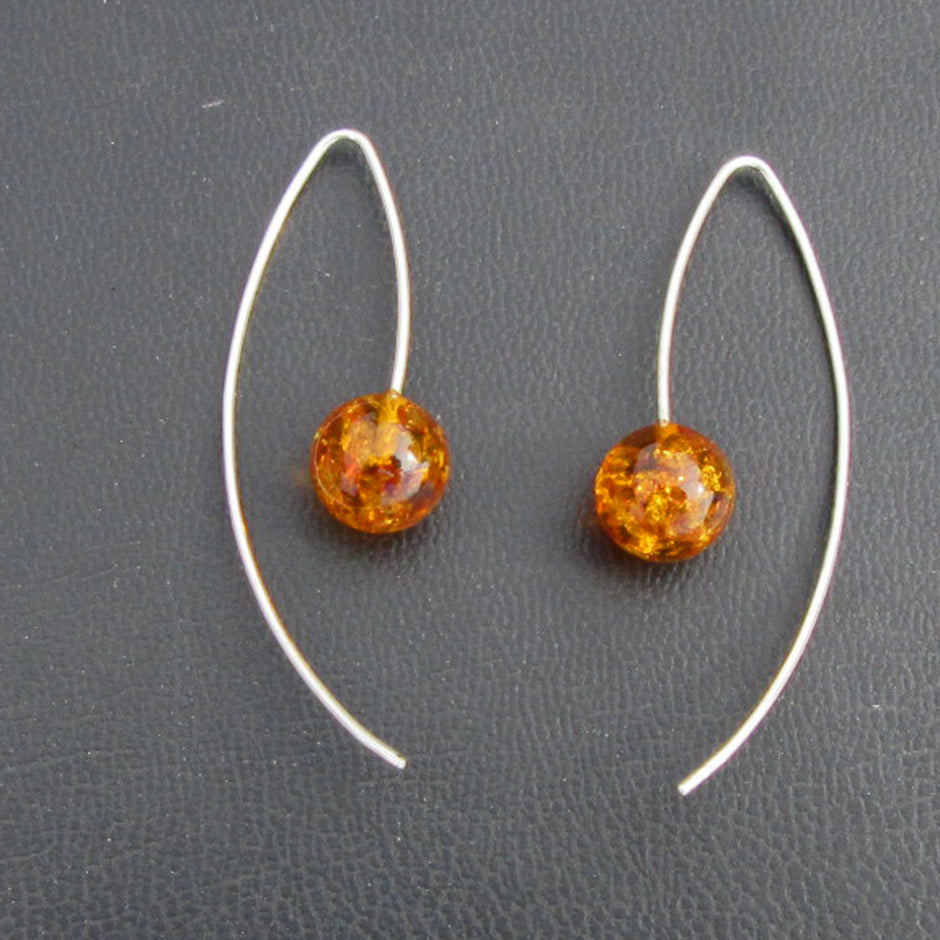 Ohrhänger aus Silber mit polierten Bernsteinperlen