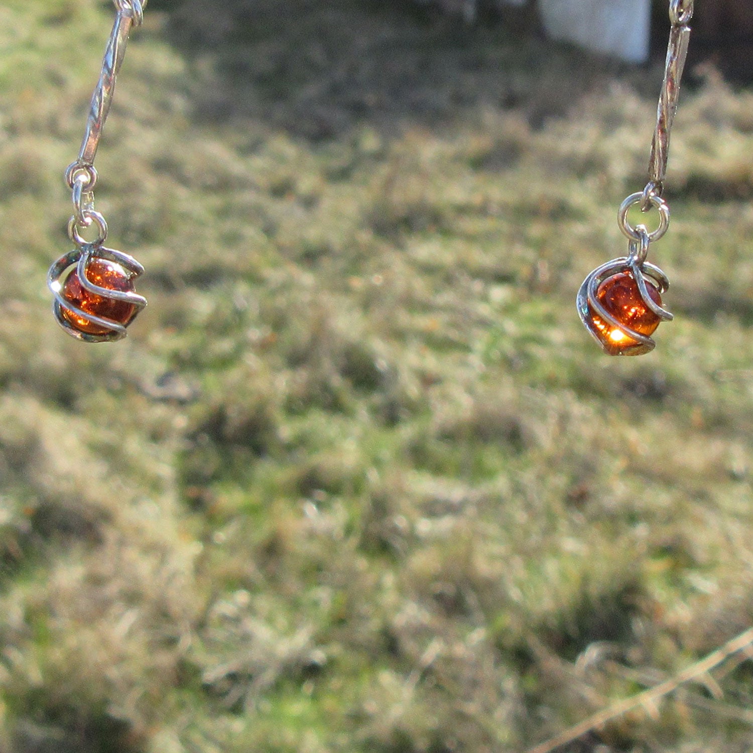Ohrhänger aus Bernsteinperlen und gedrehtem Silber, Unikat