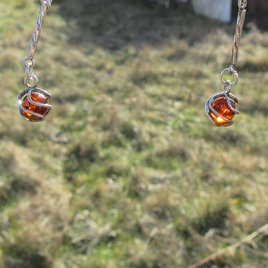 Ohrhänger aus Bernsteinperlen und gedrehtem Silber, Unikat