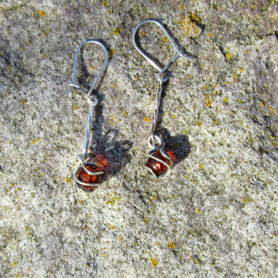 Ohrhänger aus Bernsteinperlen und gedrehtem Silber, Unikat