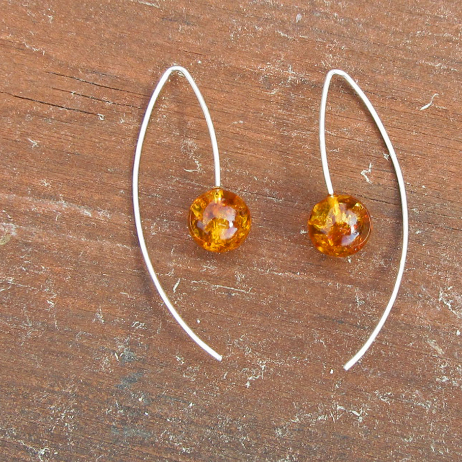 Ohrhänger aus Silber mit polierten Bernsteinperlen