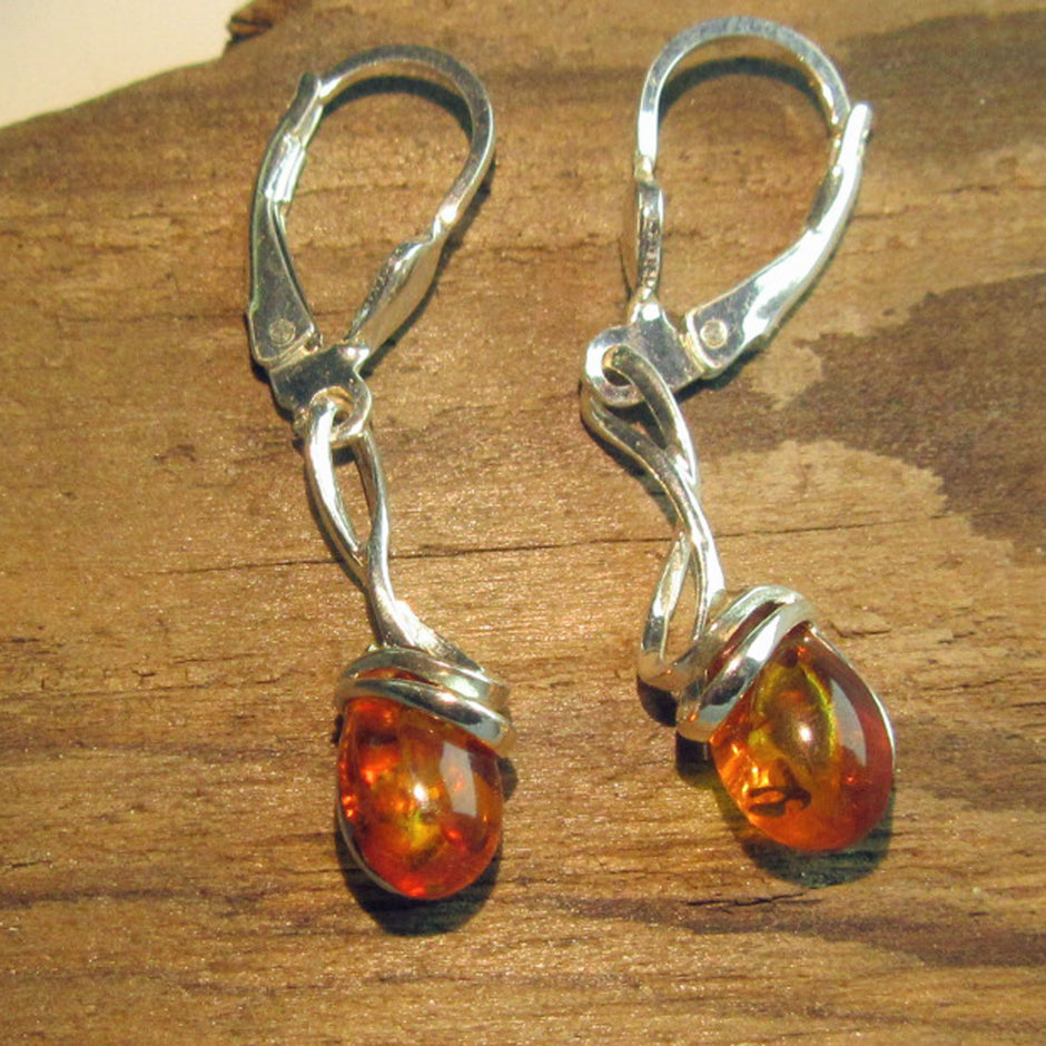 Ohrhänger aus Bernstein und gedrehtem Silberdraht