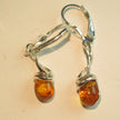 Ohrhänger aus Bernstein und gedrehtem Silberdraht
