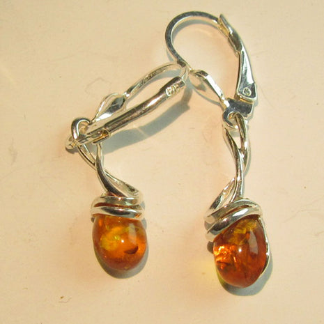 Ohrhänger aus Bernstein und gedrehtem Silberdraht